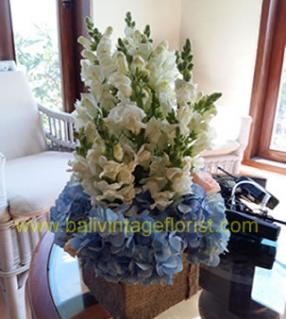 Blue Hydrangea -snap dragon centerpiece